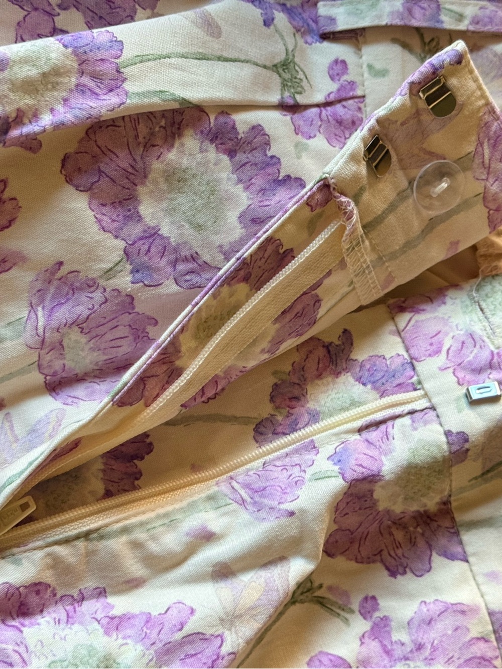 Entro Purple Flower Pleated front shorts. Zipper/hook front Pockets. EUC M - Picture 9 of 9